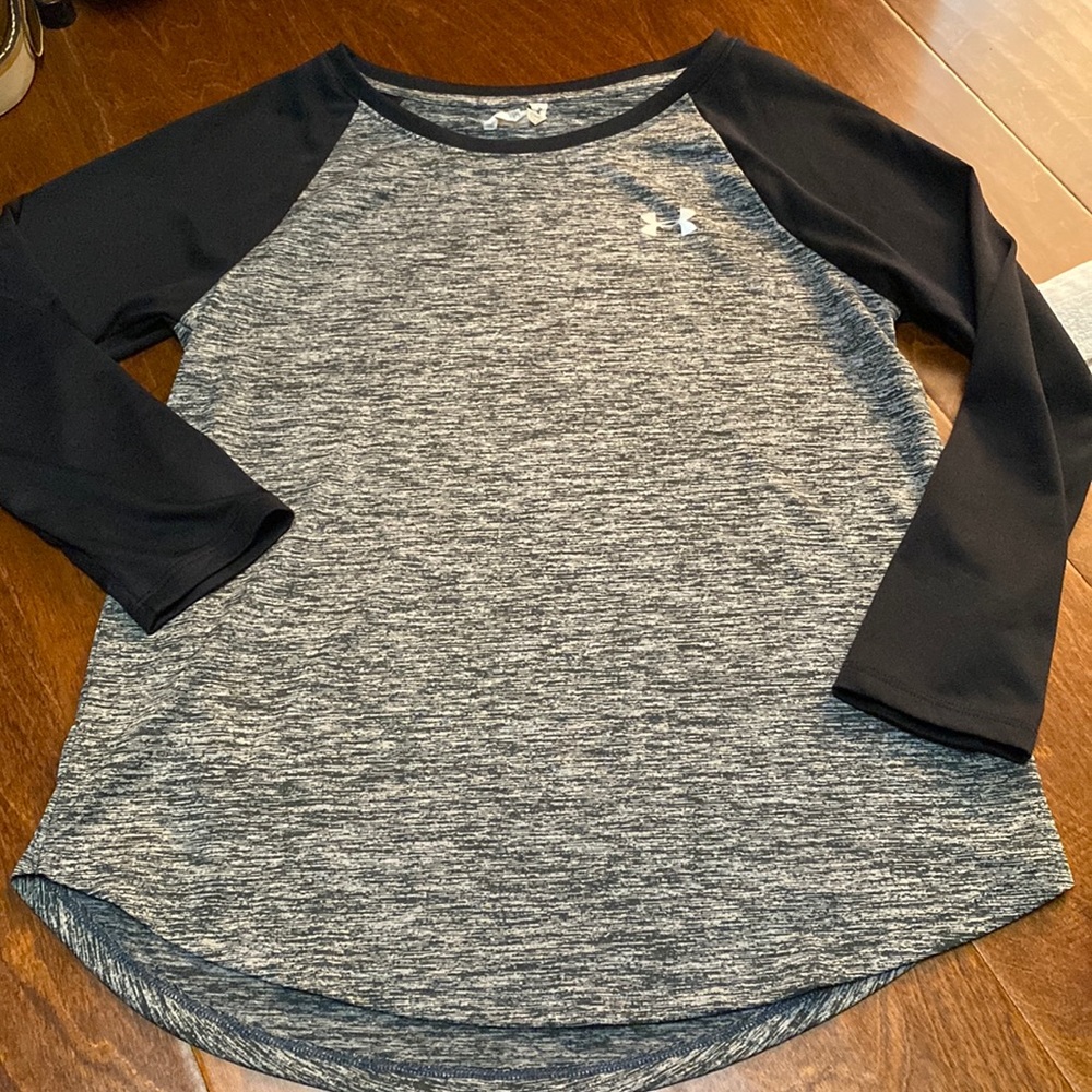 Women’s size small under armour heat gear shirt